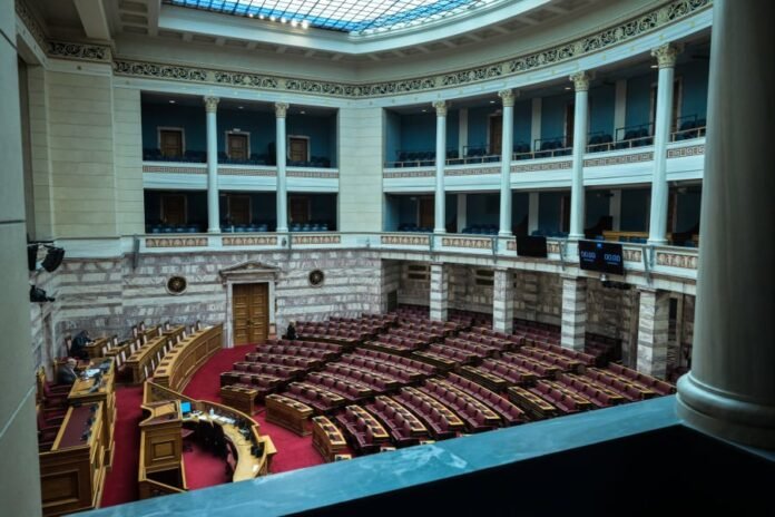 Με-δυόμισι-ΕΚΑΣ-ισούται-τα-χρέη-ΝΔ-και-ΠΑΣΟΚ-στις-τράπεζες