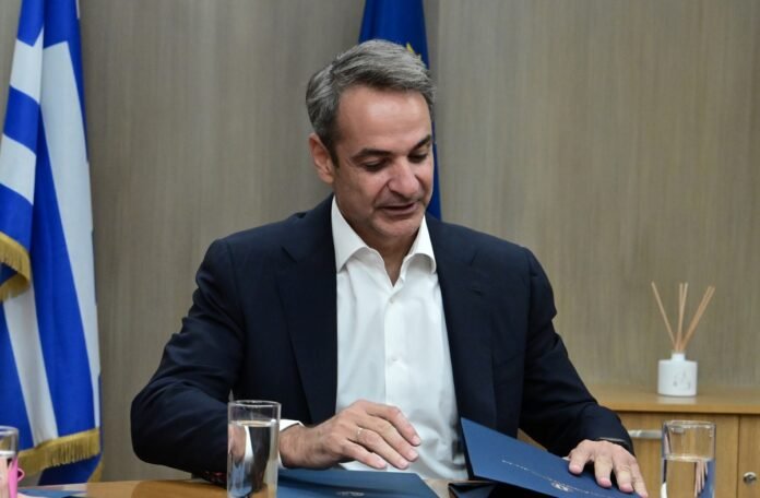 Ανάλυση-/-Η-φθορά-Μητσοτάκη,-οι-συγκλίσεις-ΣΥΡΙΖΑ-–-ΝΕΑΡ-και-η-σκιά-Τσίπρα