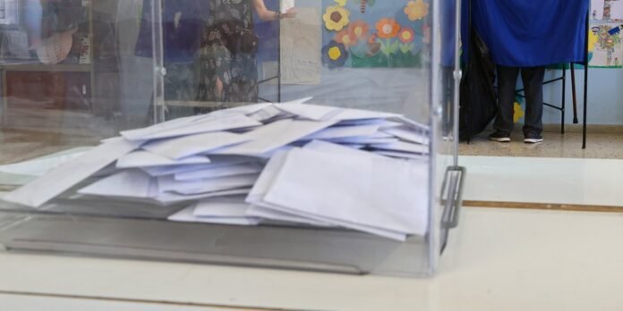 Δημοσκόπηση-real-polls:-Πρώτη-με-πτώση-η-ΝΔ-(29,4%),-απώλειες-για-ΠΑΣΟΚ-και-Πλεύση-«Όχι»-για-Τσίπρα,-Σαμαρά