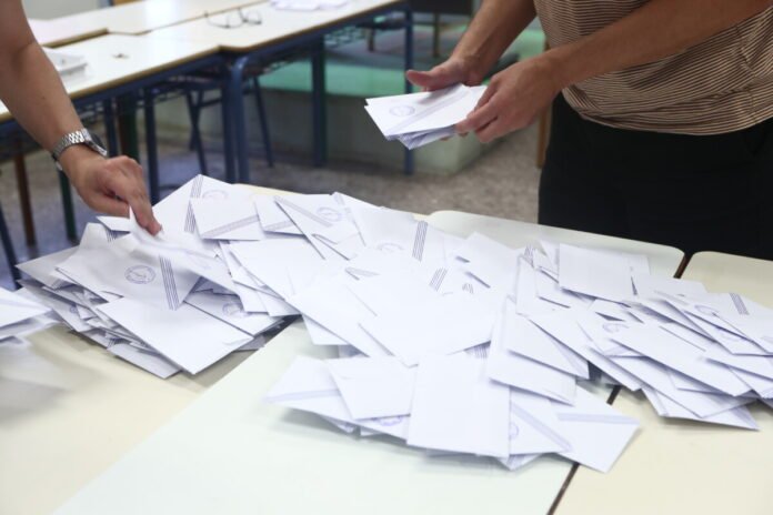 Δημοσκόπηση-interview-/-«Ελεύθερη-πτώση»-για-την-κυβέρνηση-–-Οι-απαντήσεις-στο-δίλημμα-«Τσίπρας-ή-Μητσοτάκης»