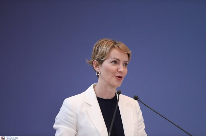 Σδούκου:-Σοβαρότητα-και-αξιοπιστία-από-τη-ΝΔ,-απέναντι-στο-«Τσοβόλα-δώστα-όλα»-του-ΠΑΣΟΚ