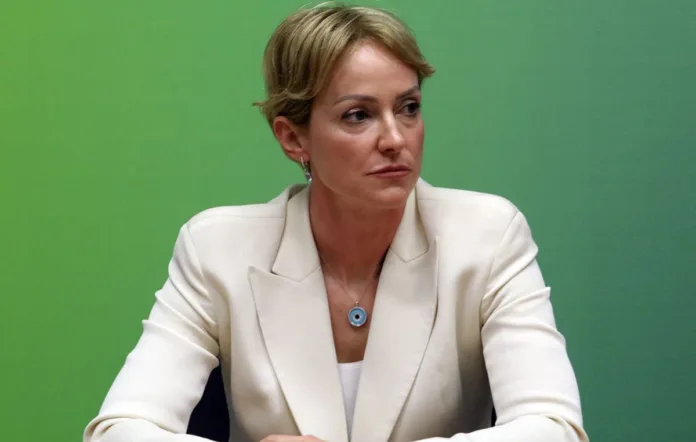 Σδούκου:-Σοβαρότητα-και-αξιοπιστία-από-τη-ΝΔ,-απέναντι-στο-«Τσοβόλα-δώστα-όλα»-του-ΠΑΣΟΚ-και-την-υπαρξιακή-αγωνία-του-ΣΥΡΙΖΑ