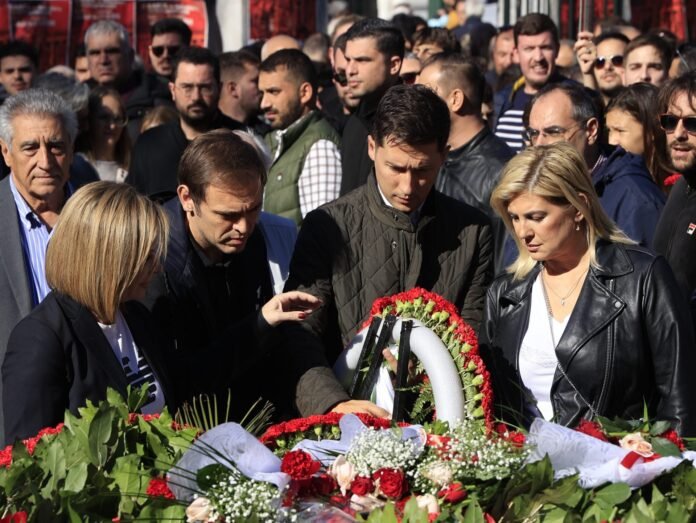 ΠΑΣΟΚ:-Αντιπροσωπεία-της-Κοινοβουλευτικής-Ομάδας-κατέθεσε-στεφάνι-στο-μνημείο-του-Πολυτεχνείου