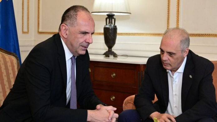 Σκληρή-κριτική-Γεραπετρίτη-σε-Βελόπουλο-στη-Βουλή:-«Λαϊκίστικος-λόγος-που-χαϊδεύει-αυτιά»