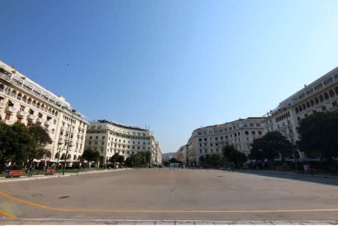 Η-λέξη-της-χρονιάς,-το-πάρκινγκ-στο-πάρκο-Ξαρχάκου,-οι-αφίσες-του-ΚΚΕ-και-τα-ακτινίδια-της-Β.-Ελλάδας-στο-Βιετνάμ