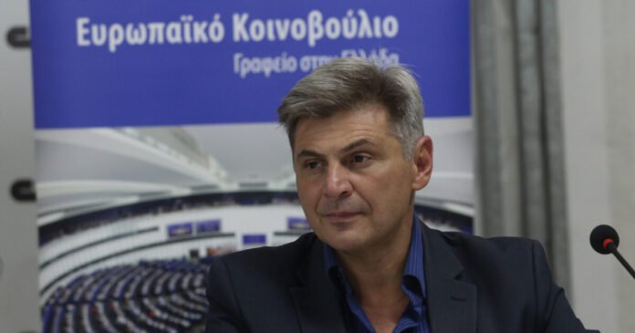 Νικόλας-Φαραντούρης-για-διαγραφή-από-ΣΥΡΙΖΑ:-Δεν-μίλησα-για-ένταξη-στο-κόμμα-Καρυστιανού,-καλωσόρισα-την-κάθοδό-της