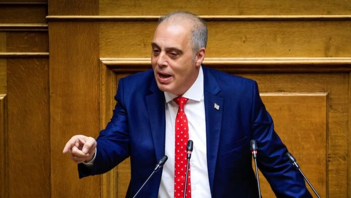 Βελόπουλος-κατά-Καρυστιανού:-«Πρώτοι-αποκαλύψαμε-τα-Τέμπη,-πρώτοι-είπαμε-για-τα-Τέμπη-και-θα-είμαστε-με-τους-συγγενείς»