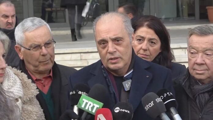 ΑΝΑΚΟΙΝΩΣΗ-ΤΥΠΟΥ-–-ΔΗΛΩΣΗ-ΤΟΥ-ΠΡΟΕΔΡΟΥ-ΤΗΣ-ΕΛΛΗΝΙΚΗΣ-ΛΥΣΗΣ-ΚΥΡΙΑΚΟΥ-ΒΕΛΟΠΟΥΛΟΥ-ΚΑΤΑ-ΤΗΝ-ΑΦΙΞΗ-ΤΟΥ-ΣΤΑ-ΔΙΚΑΣΤΗΡΙΑ-ΛΑΡΙΣΑΣ,-ΣΤΗΝ-ΔΙΚΗ-ΓΙΑ-ΤΑ-ΧΑΜΕΝΑ-ΒΙΝΤΕΟ-ΤΗΣ-ΜΟΙΡΑΙΑΣ-ΑΜΑΞΟΣΤΟΙΧΙΑΣ-ΣΤΟ-ΕΓΚΛΗΜΑ-ΤΩΝ-ΤΕΜΠΩΝ