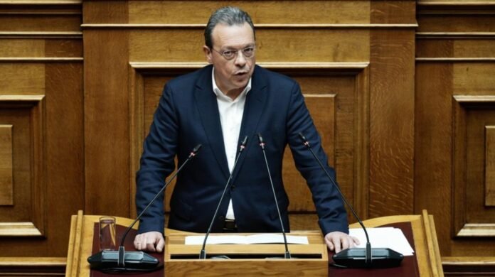 Φάμελλος-κατά-Μητσοτάκη:-«Αποδεικνύεται-ξανά-επικίνδυνος-με-το-μήνυμά-του»