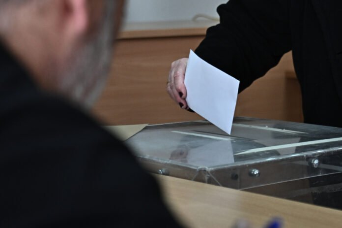 Το-ΠΑΣΟΚ-δεν-κερδίζει-τη-ΝΔ-στη-«μάχη-του-κέντρου»-–-Τι-δείχνουν-οι-συσπειρώσεις