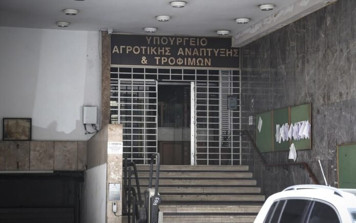 Υπ.-Αγροτικής-Ανάπτυξης-κατά-Χαριλάου-Τρικούπη:-«Το-ΠΑΣΟΚ-επιλέγει-να-γίνει-ουρά-του-Βελόπουλου και-της-Λατινοπούλου»