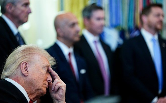 Ο-Τραμπ-λέει-ότι-κλείνει-τα-μάτια-στα-υπουργικά-συμβούλια-όχι-επειδή-κοιμάται-αλλά-επειδή…-βαριέται