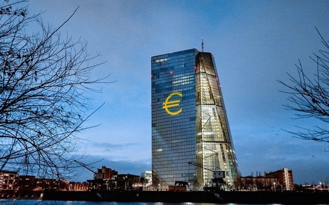 “Στάση-αναμονής”-για-τα-επιτόκια-την-Πέμπτη-από-την-ΕΚΤ:-Πότε-θα-γίνει-επικίνδυνη-η-ανατίμηση-του-ευρώ-έναντι-του-δολαρίου