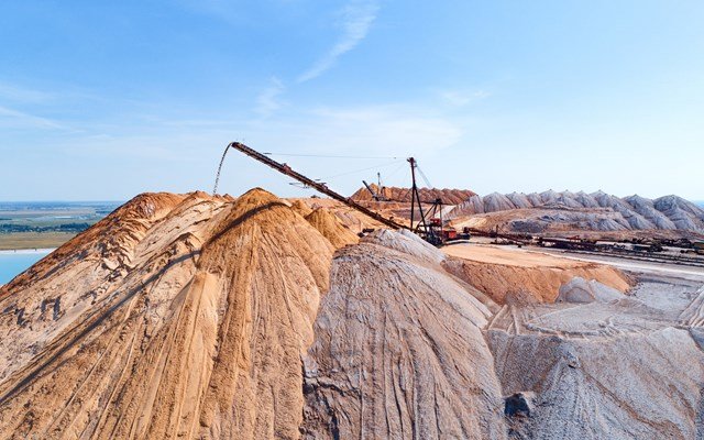 Νταγκ-Μπέργκαμ:-Οι-ΗΠΑ-θα-ανακοινώσουν-έως-και-11-εμπορικές-συμφωνίες-για-κρίσιμα-ορυκτά-εντός-της-εβδομάδας