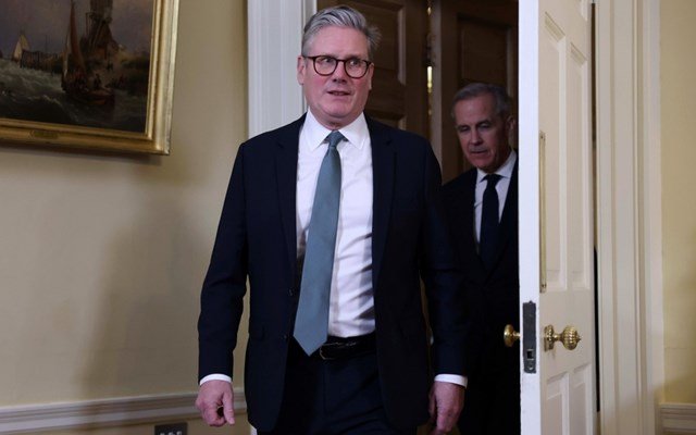 bloomberg:-Σε-τεντωμένο-σχοινί-ο-Στάρμερ-–-“50-50”-η-παραμονή-ή-παραίτηση-μέχρι-το-τέλος-της-εβδομάδας