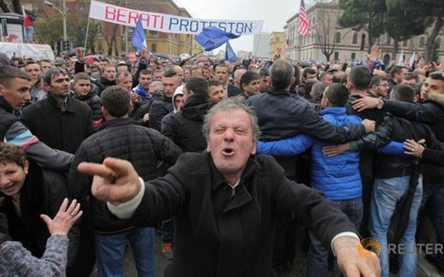 Αλβανία:-Συγκρούσεις-μεταξύ-αστυνομικών-και-διαδηλωτών-που-ζητούν-την-παραίτηση-της-αντιπροέδρου-της-κυβέρνησης