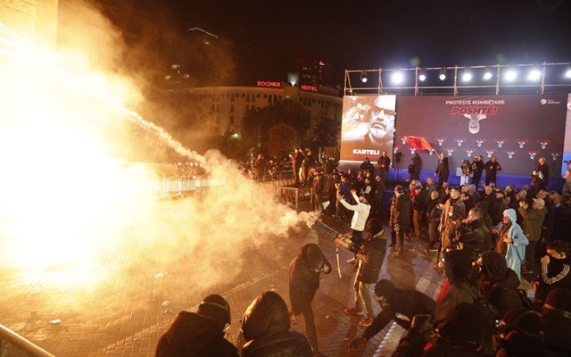 Νέα-διαδήλωση-της-αντιπολίτευσης-στην-Αλβανία,-16-αστυνομικοί-τραυματίες