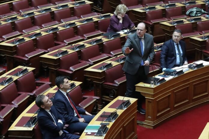 «Μετωπική»-Λαζαρίδη-–-Μάντζου-στη-Βουλή:-«Ο-Παναγόπουλος-ΠΑΣΟΚάρα-είναι»-–-«Το-ΠΑΣΟΚ-κυβερνά-και-δεν-το-ξέρουμε;»
