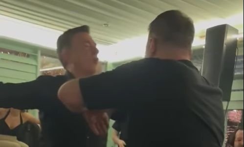 Το-βαρύ-ζεϊμπέκικο-του-Βασίλη-Μπισμπίκη-με-πρώην-βουλευτή-του-ΣΥΡΙΖΑ-υπό-το-βλέμμα-της-Βανδή-–-patrisnews