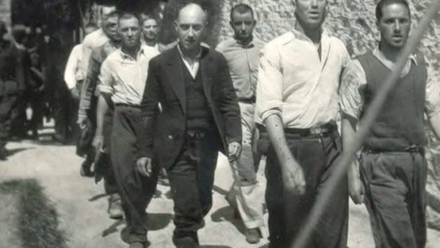 ΚΚΕ:-Οι-φωτογραφίες-των-200-της-Καισαριανής-δείχνουν-το-ηθικό-μεγαλείο-των-κομμουνιστών