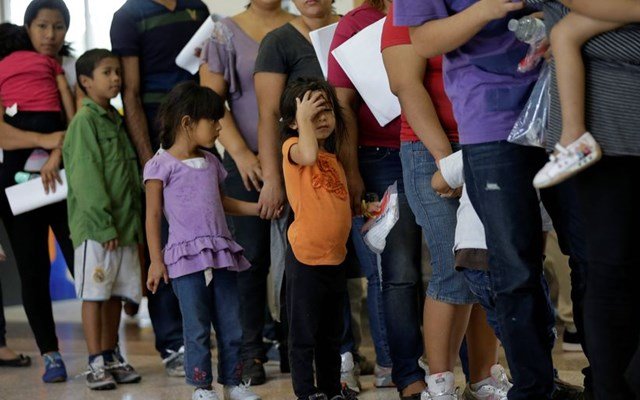 ΝΥΤ:-Η-κυβέρνηση-Τραμπ-απέλασε-μυστικά-9-μετανάστες-από-άλλες-χώρες-στο-Καμερούν,-παρότι-προστατεύονταν-από-δικαστικές-αποφάσεις