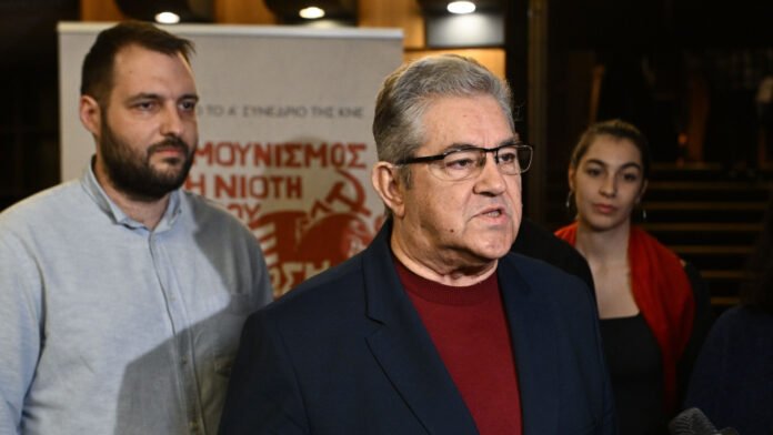 Δήλωση-του-Δημήτρη-Κουτσούμπα-από-την-εκδήλωση-του-ΚΣ-της-ΚΝΕ-για-τα-50-χρόνια-από-το-Α’-Συνέδριο-της-ΚΝΕ-και-για-τα-φωτογραφικά-ντοκουμέντα-από-την-εκτέλεση-των-200-κομμουνιστών-της-Καισαριανής