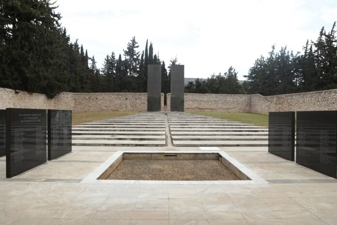 Φ-Παρρής,-μέλος-τμ.-Ιστορίας-της-ΚΕ-του-ΚΚΕ-στο-ΕΡΤnews-radio-105,8-για-Καισαριανή:-Είναι-ένα-τεκμήριο-γνησιότητας-ότι-υπάρχουν-γνωστά-πρόσωπα-στις-φωτογραφίες