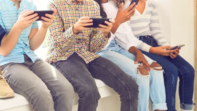 Δημόσκοπηση-parapolitika.gr:-Συμφωνείτε-με-το-ενδεχόμενο-απαγόρευσης-των-social-media-στα-παιδιά-15-ετών-και-κάτω;