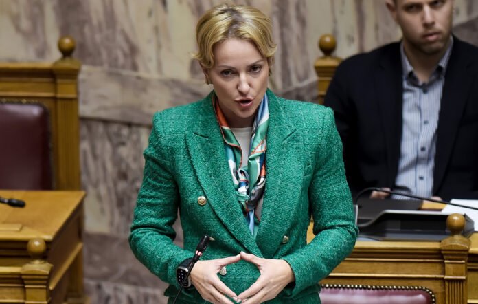 Σδούκου:-Σε-αυτές-τις-αποκριές-το-ΠΑΣΟΚ-ντύνει-τις-υποθέσεις-των-στελεχών-του-«γαλάζια-σκάνδαλα»