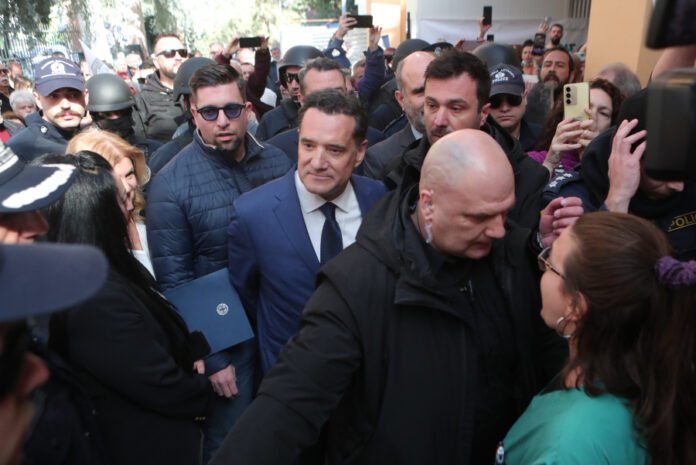 Επεισοδιακή-επίσκεψη-Γεωργιάδη-στο-νοσοκομείο-Νίκαιας:-Πυρά-από-ΣΥΡΙΖΑ-και-Νέα-Αριστερά