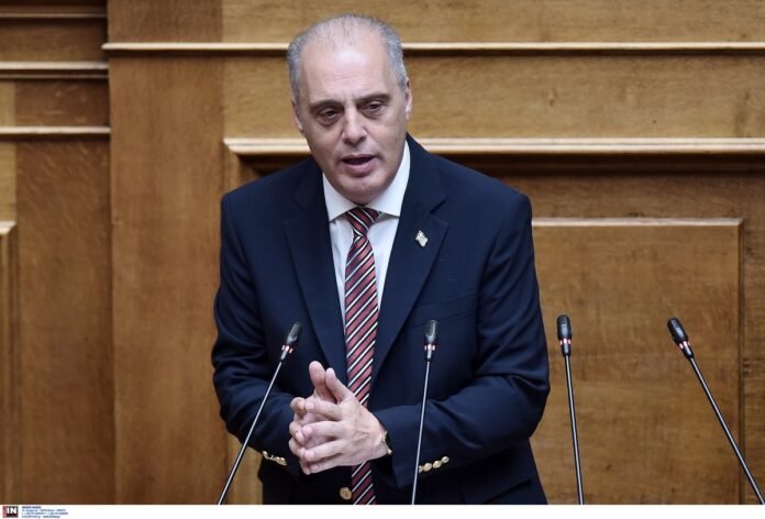 Βελόπουλος:-Τη-ΝΔ-και-το-ΠΑΣΟΚ-τούς-ενώνουν-η-λεηλασία,-τα-σκάνδαλα-και-η-διαφθορά