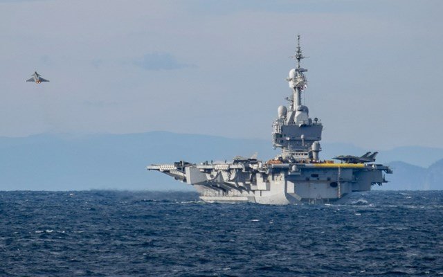 Το-γαλλικό-αεροπλανοφόρο-“Σαρλ-ντε-Γκωλ”-και-η-συνοδεία-του-αναπτύσσονται-στον-Βόρειο-Ατλαντικό
