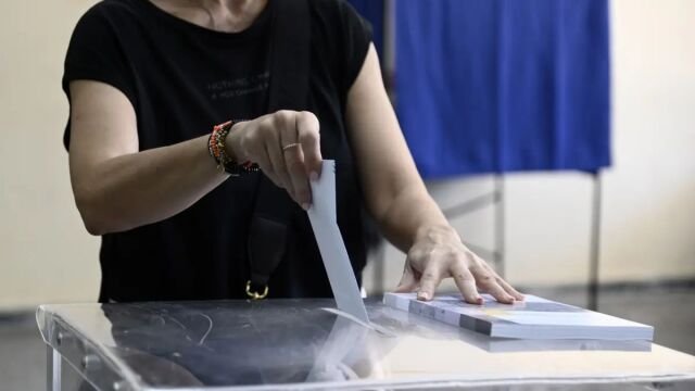 Δημοσκόπηση-marc:-Με…-αέρα-18-μονάδων-διαφορά-η-ΝΔ-έναντι-του-ΠΑΣΟΚ-στην-εκτίμηση-ψήφου-–-Τι-δείχνει-για-Τσίπρα-και-Καρυστιανού-(Βίντεο)