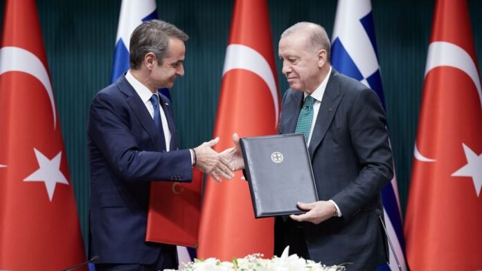 Διάλογος-στην-Άγκυρα,-νέες-παραβιάσεις-στο-Αιγαίο:-Πώς-η-Τουρκία-«δυναμιτίζει»-ξανά-το-κλίμα