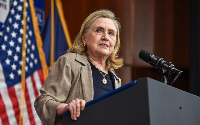 Χίλαρι-Κλίντον:-Δεν-θυμάμαι-να-συνάντησα-ποτέ-τον-Έπσταϊν