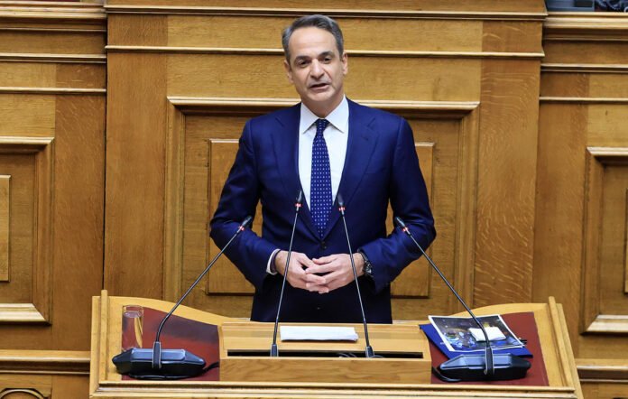 Ο-Μητσοτάκης-απαντά-σε-επίκαιρη-ερώτηση-του-Ανδρουλάκη-–-Δείτε-live-από-τη-Βουλή