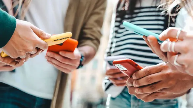 Δημοσκόπηση-parapolitika.gr-για-social-media:-9-στους-10-γονείς-υπέρ-της-απαγόρευσής-τους-κάτω-των-15-ετών-–-Το-28%-παραδέχεται-ότι-ψάχνει-κρυφά-το-κινητό-του-παιδιού-του