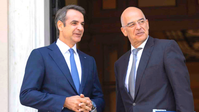 Τα-“γαλάζια”-ρεκόρ-του-Κυριάκου-Μητσοτάκη-και-οι-αιχμές-Δένδια-ανοίγουν-τον-διάλογο-για-το-dna-και-τα-όρια-της-ΝΔ