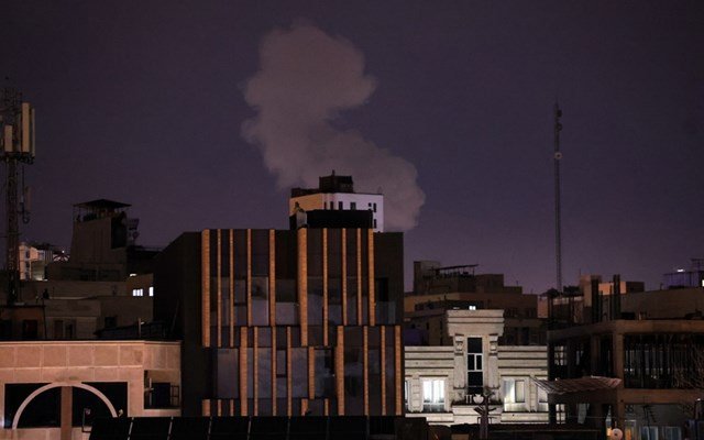 Συνεχίζεται-το-σφυροκόπημα-κατά-Ιράν-–-Χτύπημα-σε-πετρελαϊκή-εγκατάσταση-στην-Τεχεράνη