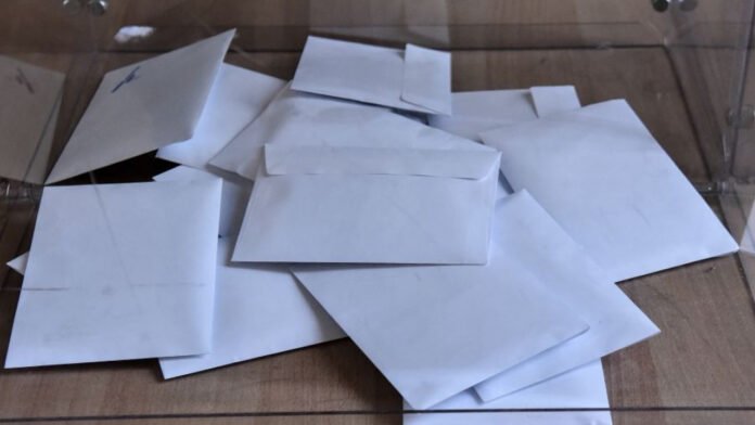 Δημοσκόπηση-opinion-poll:-Στις-19,5-μονάδες-η-διαφορά-της-ΝΔ-από-το-ΠΑΣΟΚ