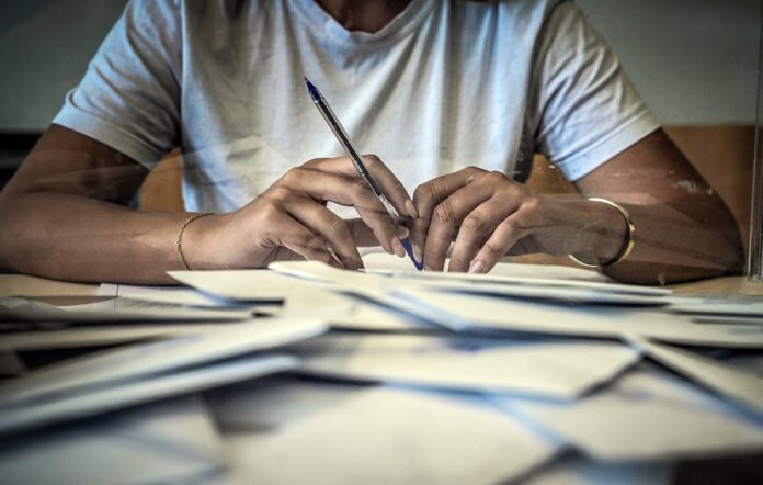 Δημοσκόπηση-opinion-poll:-Στις-19,5-μονάδες-η-διαφορά-ΝΔ-με-ΠΑΣΟΚ-–-Τα-ποσοστά-Καρυστιανού,-Τσίπρα-και-Σαμαρά