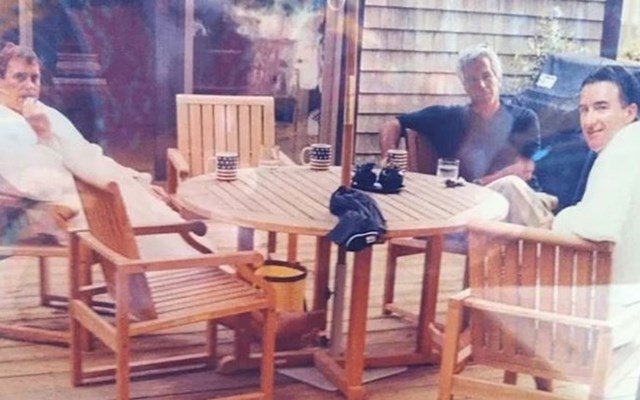 Για-πρώτη-φορά-ο-πρώην-πρίγκιπας-Άντριου,-ο-Μάντελσον-και-ο-Έπστιν-εμφανίζονται-μαζί-σε-φωτογραφία