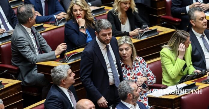 Μπαράζ-αντιδράσεων-και-εσωστρέφεια-στο-ΠΑΣΟΚ