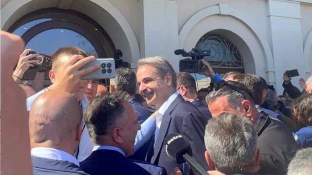 Η-άφιξη-Μητσοτάκη-στη-Λάρισα-για-το-προσυνέδριο-της-ΝΔ:-Μεγάλη-παρουσία-υπουργών-και-στελεχών-–-Τα-μηνύματα-για-την-οικονομία-(Εικόνες-&-Βίντεο)