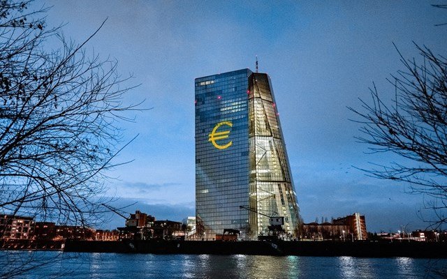 Αύξηση-επιτοκίων-της-ΕΚΤ-βλέπουν-τώρα-λόγω-κρίσης-οι-αγορές