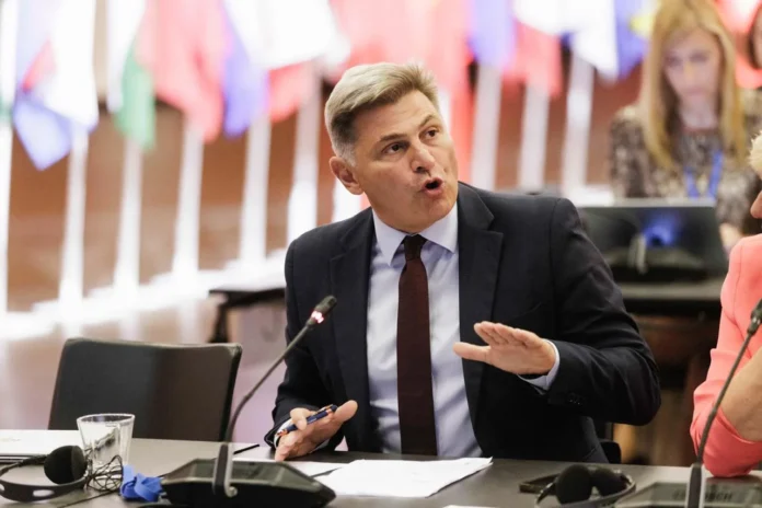 Ν.-Φαραντούρης:-«Βρίσκω-κοινό-τόπο-στις-προτάσεις-του-ΠΑΣΟΚ-και-ενώνω-τη-φωνή-μου-στο-πεδίο-σε-κοινωνικά,-θεσμικά,-εθνικά-ζητήματα»