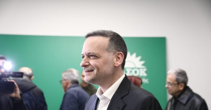 «Καζάνι-που-βράζει»-το-ΠΑΣΟΚ-μια-ημέρα-πριν-το-συνέδριο-–-Επιμένει-ο-Χάρης-Δούκας,-γκρίνιες-για-τις-αλλαγές-στο-καταστατικό