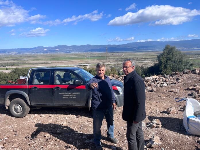 Ο-Χρ.-Σταϊκούρας-στο-έργο-της-αποκατάστασης-και-στερέωσης-του-τείχους-των-Φωκέων