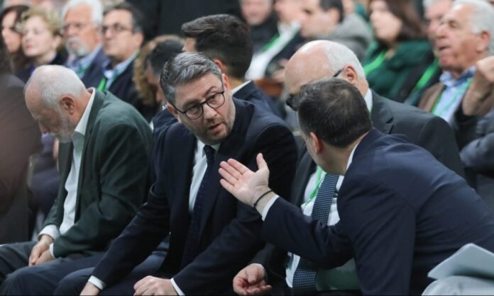 Συνέδριο-ΠΑΣΟΚ:-Εγκρίθηκαν-οι-αλλαγές-σε-πρόγραμμα-και-πολιτικές-θέσεις-–-Στόχος-το-bonus-των-50-εδρών,-λέει-ο-Ανδρουλάκης