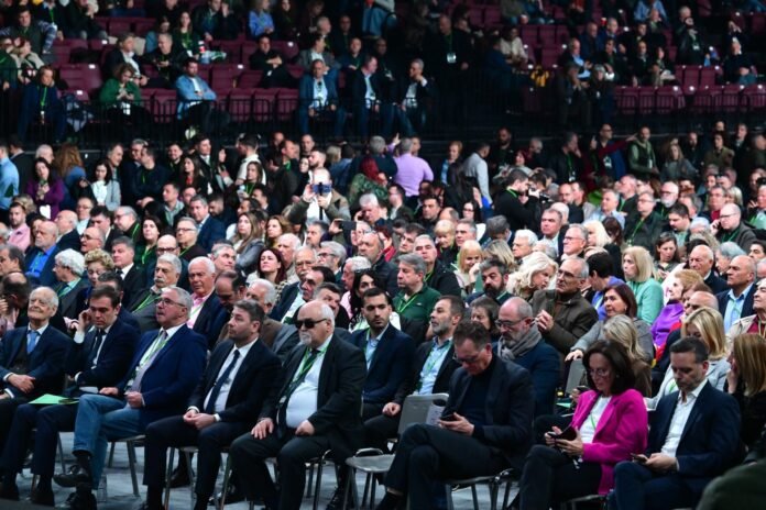 4ο-Συνέδριο-ΠΑΣΟΚ:-Ομόφωνη-έγκριση-της-Διακήρυξης,-του-Προγράμματος-και-του-Καταστατικού-–-«Κόφτης»-στην-θητεία-βουλευτών